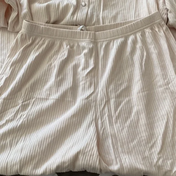 Jaclyn Smith Pajama Set - Picture 4 of 5